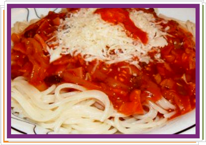 Špagety se šunkovou omáčkou a sýrem