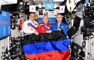 Oslava tří ruských kosmonautů na ISS po dobytí Luhanska (Sergej Korsakov, Oleg Artěmjev a Denis Matvějev)