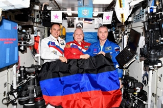 Oslava tří ruských kosmonautů na ISS po dobytí Luhanska (Sergej Korsakov, Oleg Artěmjev a Denis Matvějev)