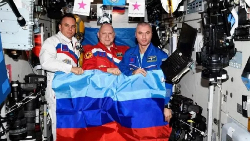 Oslava ruských kosmonautů na ISS - Sergej Korsakov, Oleg Artěmjev a Denis Matvějev.