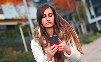 Smartphone žena (Ilustrační foto)