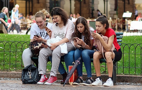 Teenageři s mobilem