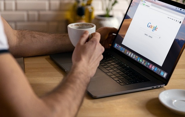 Google laptop káva (Ilustrační foto)