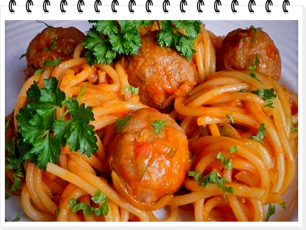 Špagety s masovými kuličkami v zeleninové omáčce