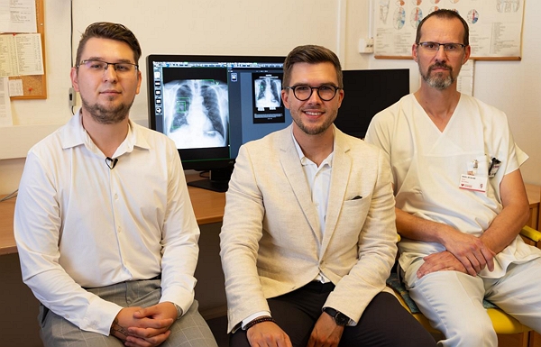 Zakladatelé společnosti Carebot Matěj Misař a Mgr. Daniel Kvak společně s primářem Jiřím Geroldem představili podrobnosti ze závěrečné fáze testování umělé inteligence (AI) při vyhodnocování rentgenových snímků