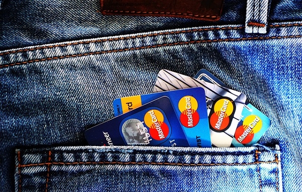Kapsa plná platebních karet (Ilustrační foto)