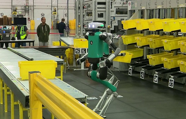 Amazon zkouší humanoidní roboty ve svých skladech v USA