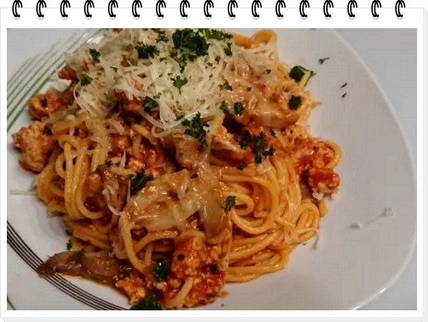 Špagety s rajčatovou omáčkou a žampiony