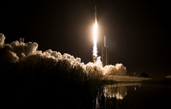Na ISS úspěšně dorazila loď SpaceX se třemi Američany a jedním Rusem
