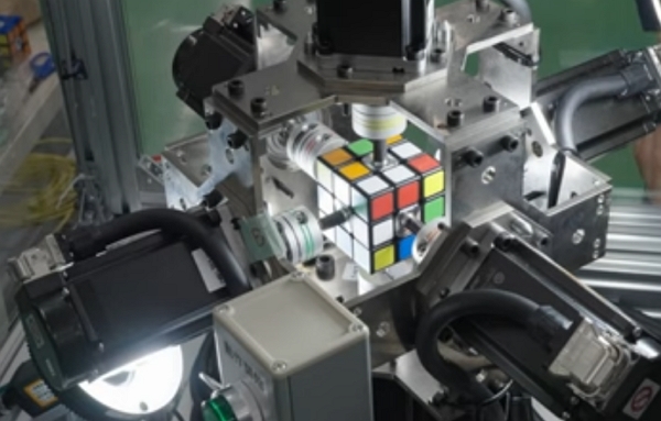 Rubikova kostka složená japonským robotem v novém světovém rekordu strojů
