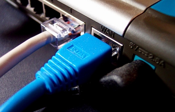 Připojení k internetu - počítač - kabely - internet (Ilustrační foto)